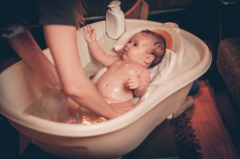 Baby's_first_bath_co-bath_babyinfo