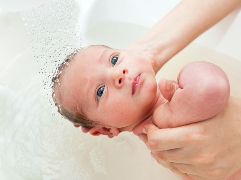 Baby's_first_bath_newborn_babyinfo