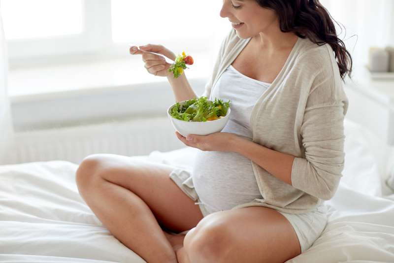 Great_meal_ideas_for_hungry_pregnant_ladies_eating_in_bed_babyinfo_a_1556951035