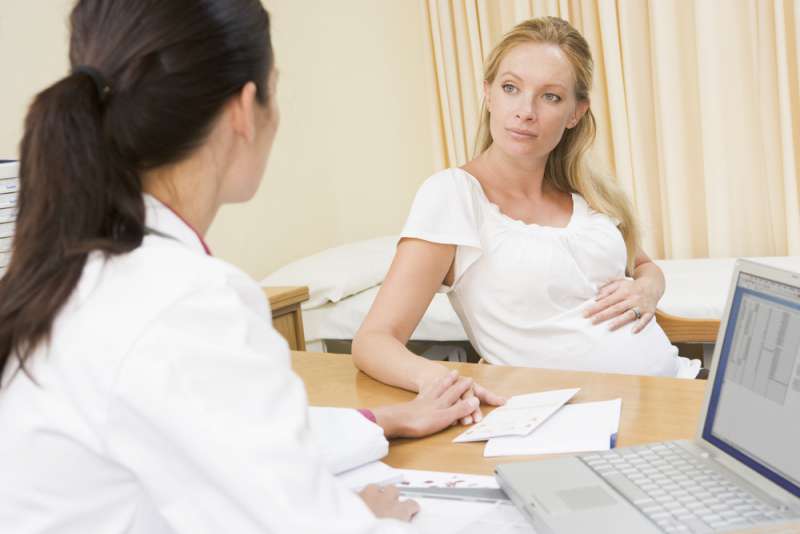 antenatal_care_doctor_talking_to_pregnant_woman_babyinfo