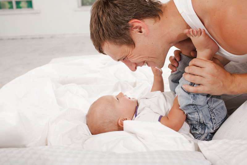 baby_hearing_father_babyinfo