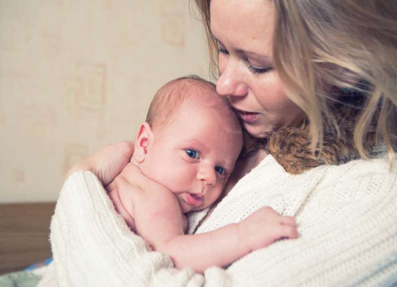 baby's_first_cold_and_flu_mother_hug_babyinfo