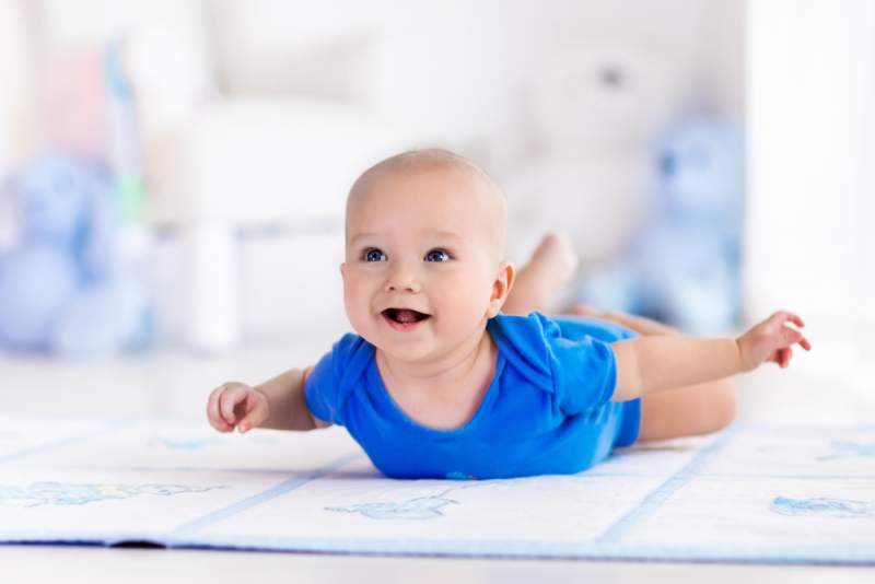 learning_to_crawl_infant_in_blue_babyinfo