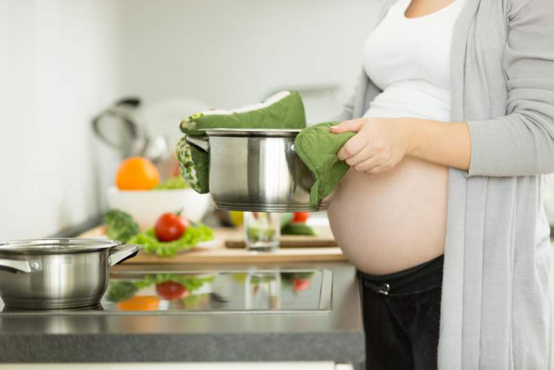 pregnancy_activities_cooking_babyinfo