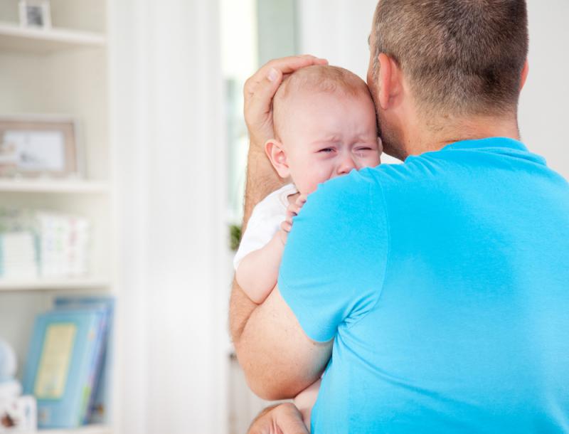 ways_fathers_can_bond_with_babies_crying_baby_babyinfo
